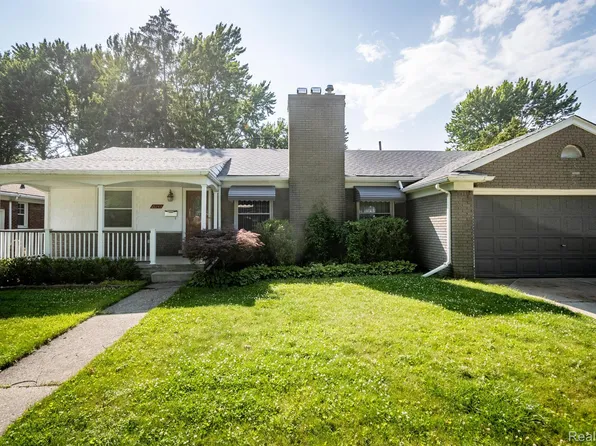 21243 River Rd, Grosse Pointe Woods, MI 48236