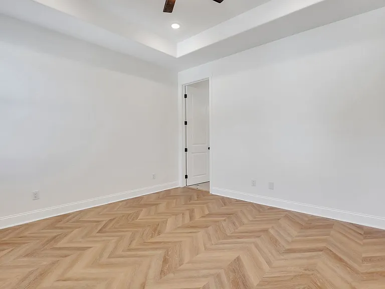 912 E Henry St — Photo 23