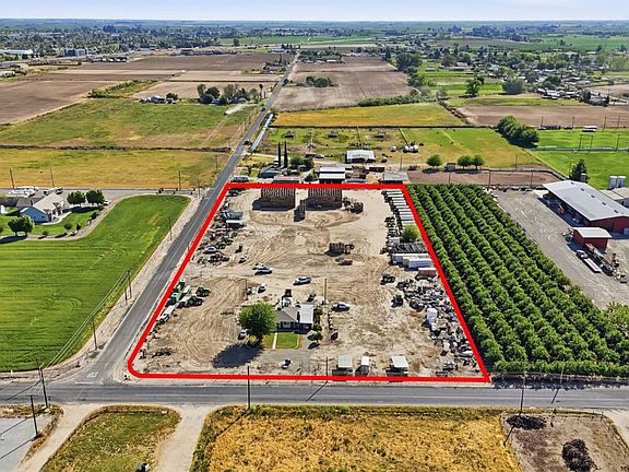 3rd image of 2406 S Walnut Rd