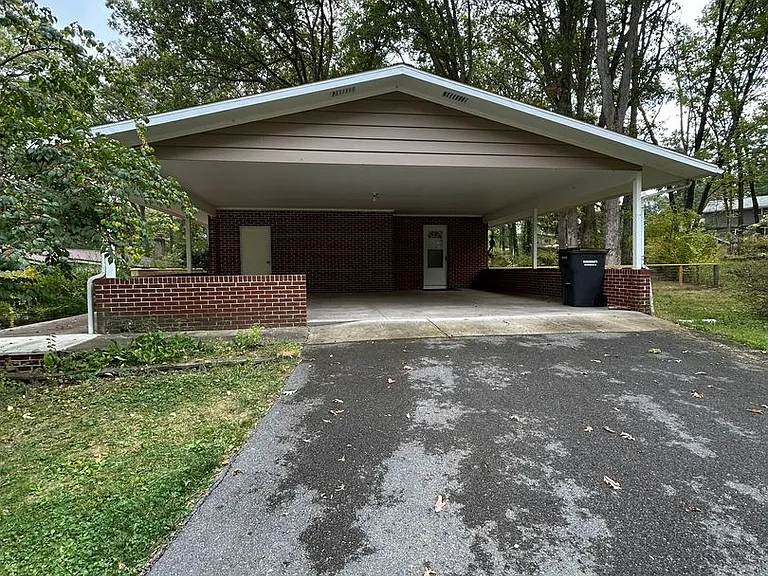 1904 N Oak Ln — Photo 4