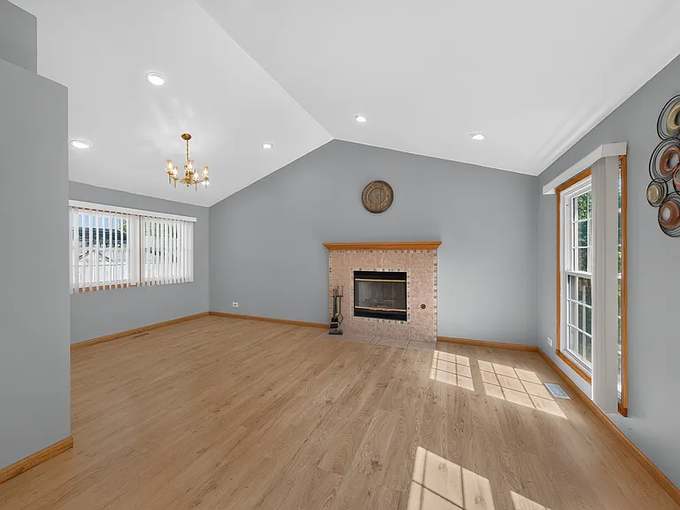 898 Debra Ln — Photo 12