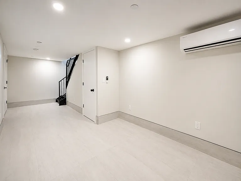 637 Quincy St #1 — Photo 8