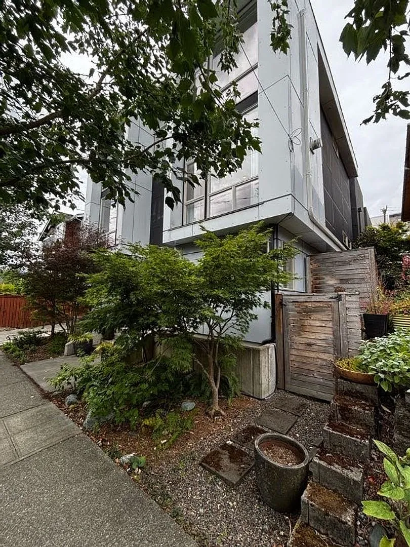 Modern Tri-Story in the heart of Capitol Hill — Photo 2