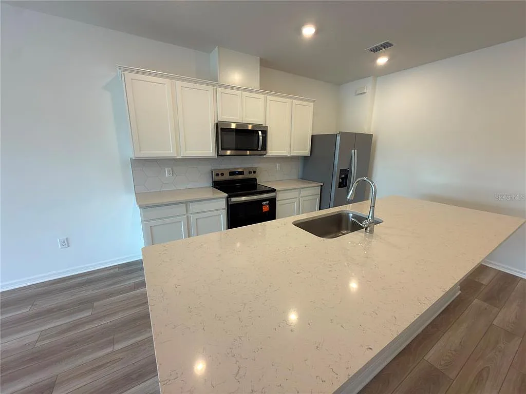 3 bed, 2.5 bath, 1683 sqft, $2,400 — Photo 3