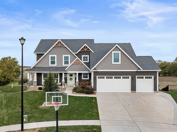 9 William Ct, Le Claire, IA 52753