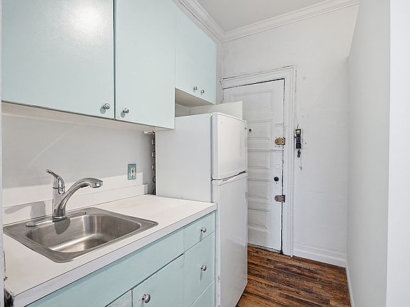 5th image of 64 Macdougal St APT 6