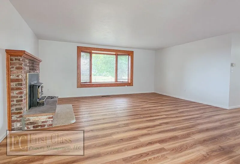 3 bed, 2.0 bath, 1959 sqft, $2,895 — Photo 4