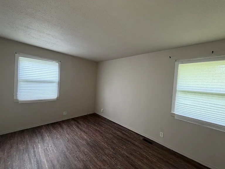 1612 Crestview Dr — Photo 14