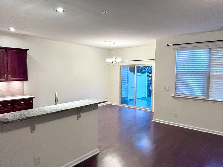 535 Whitworth Ln — Photo 8
