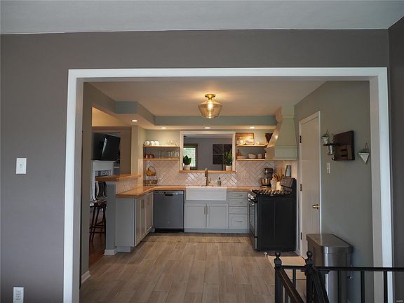 5th image of 227 Walworth Dr