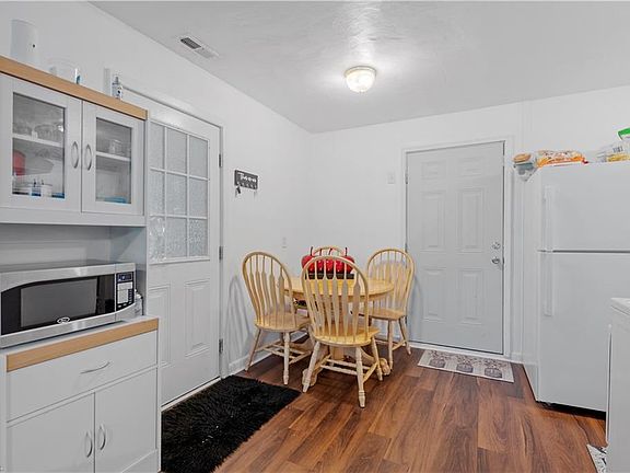 3rd image of 208 York Dr
