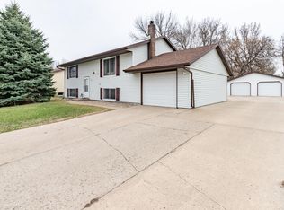 63 Benteen Dr, Bismarck, ND 58504