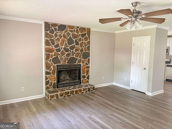 3rd image of 385 Nectarine Dr