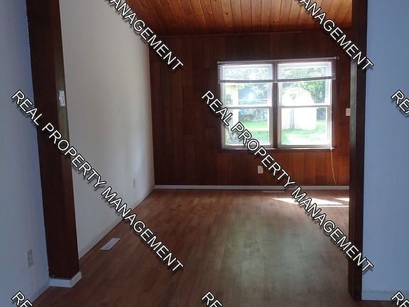 3rd image of 822 N Oakwood St
