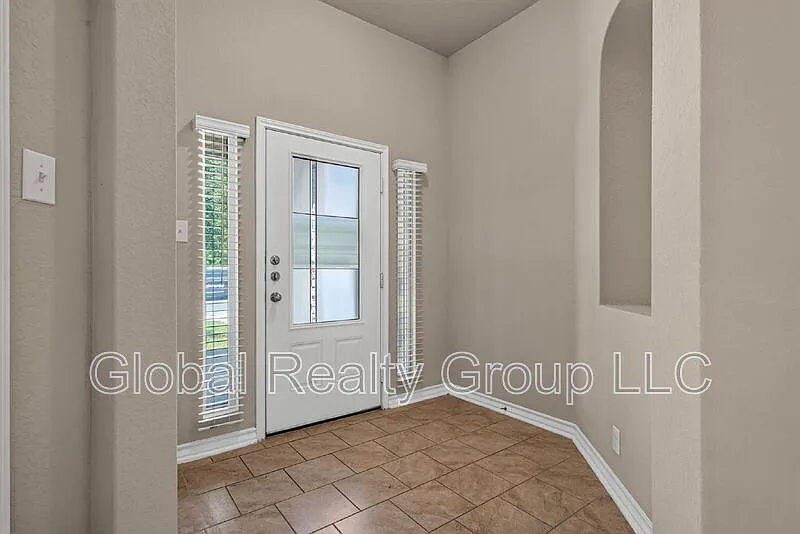 3 bed, 2.0 bath, 2058 sqft, $1,975 — Photo 3