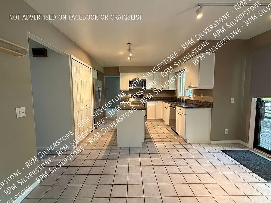 Spacious 4-bedroom — Photo 2