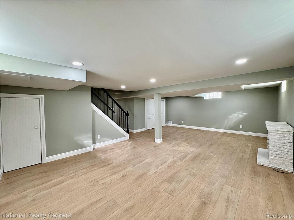 24884 Hayes Ave, photo 19