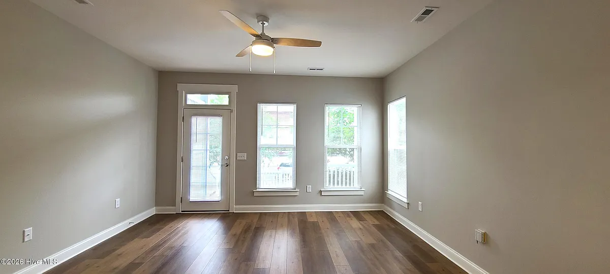 Building Photo - 804 Nixon St #1