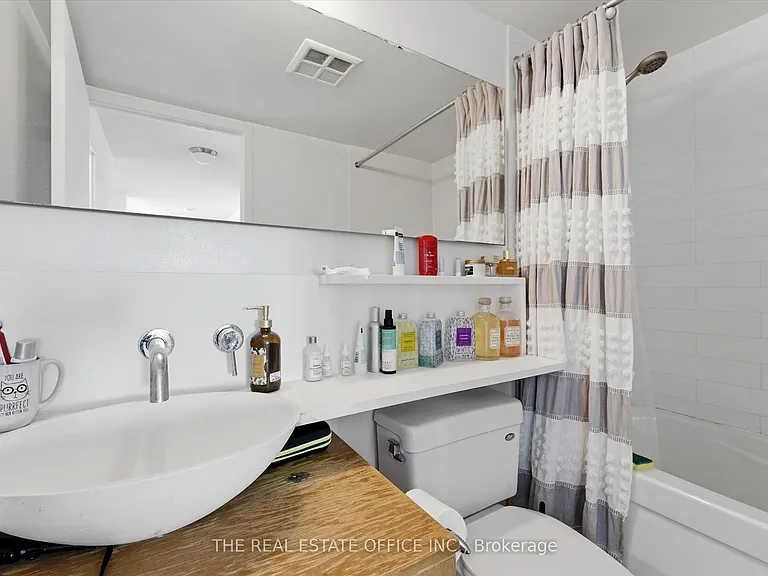 15 Fort York Blvd #4212 — Photo 18