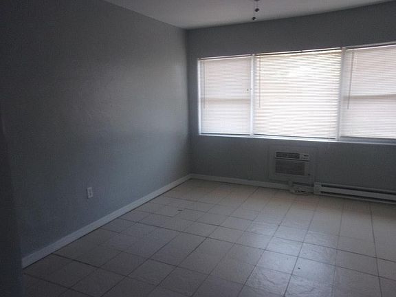 3rd image of 1023 Locust St NE APT 20