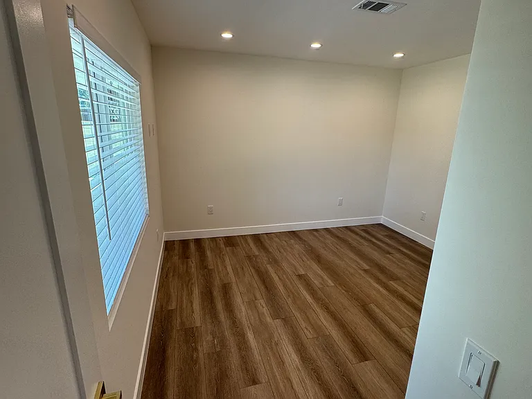 22812 Saticoy St #22810 — Photo 4