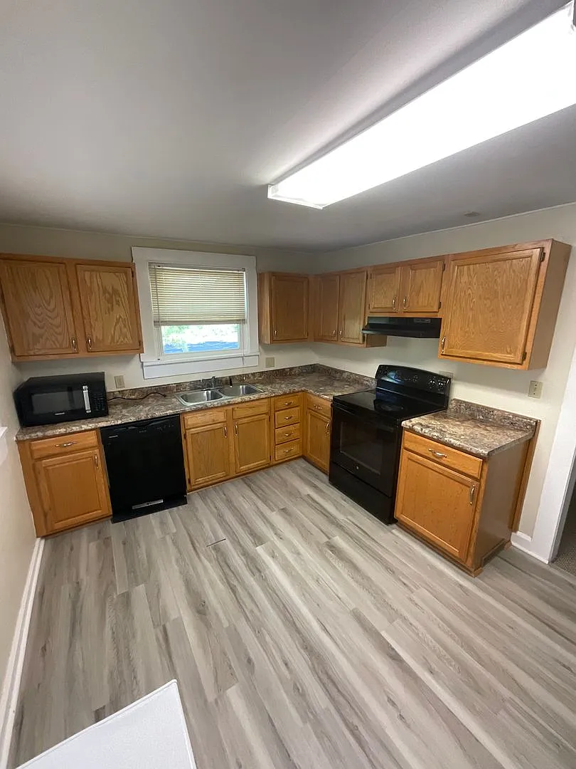 *Available August 2028* 8 Bedroom Great Location — Photo 3