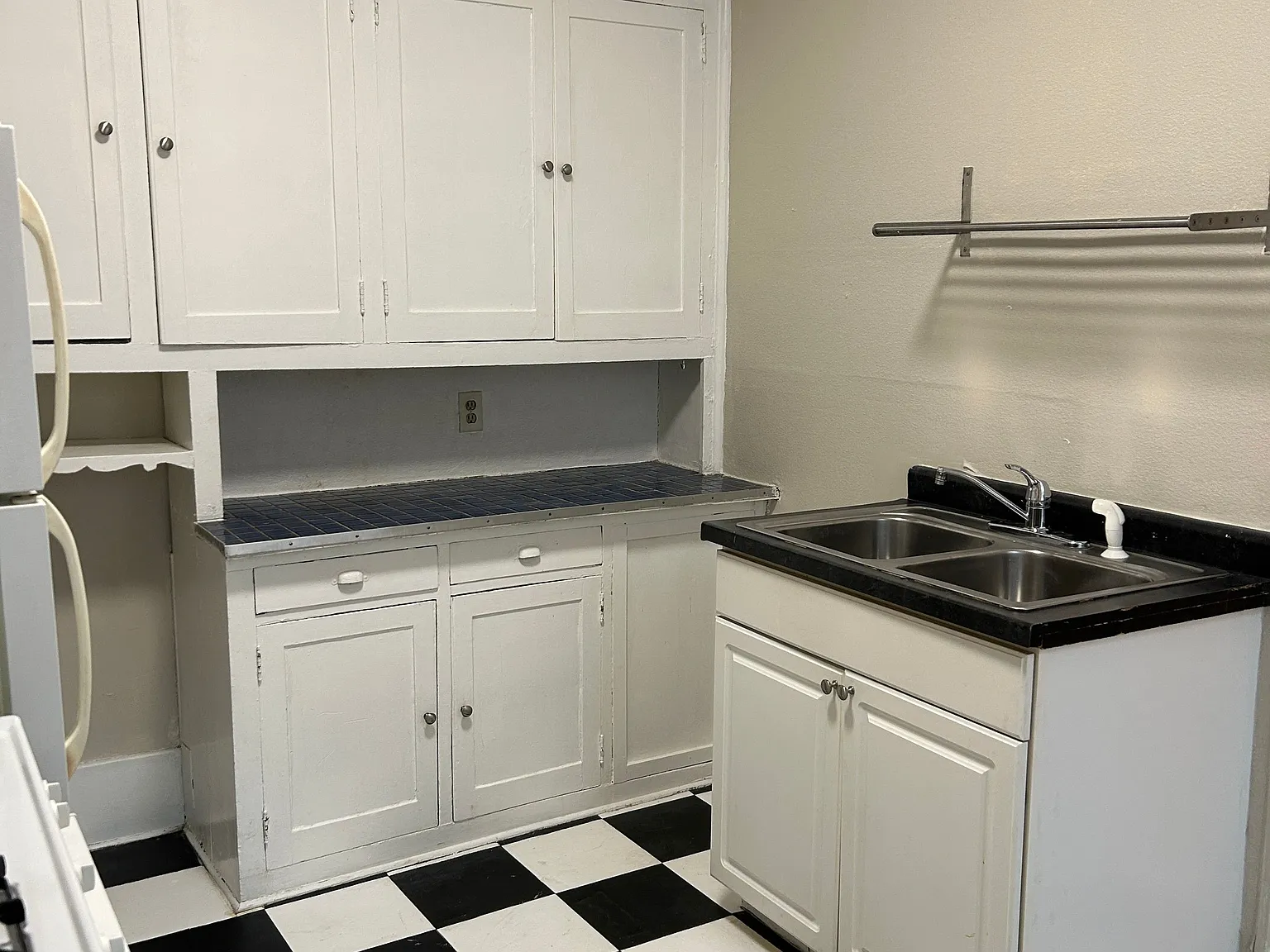 710 Pelham Apartments — Photo 1