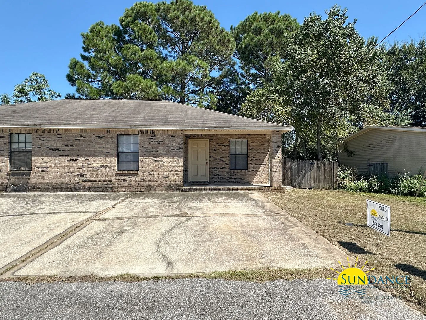 Spacious 2 Bedroom Duplex in Navarre! — Photo 1