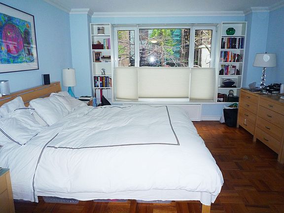 Bedroom 13.6' x 17'