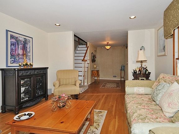 4th image of 7 Oakwood Ave