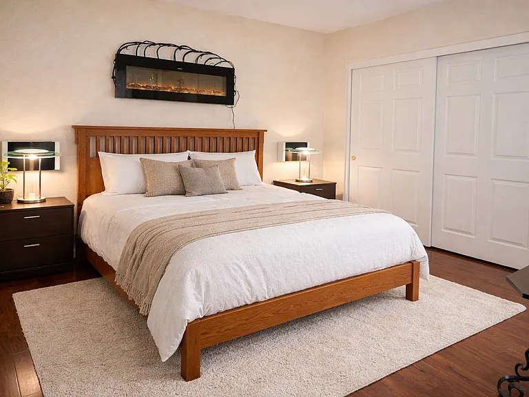 Second bedroom with entrance to the pool