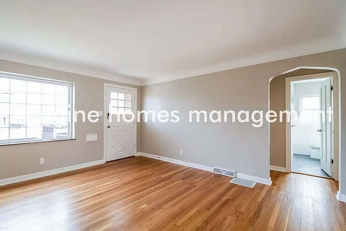 3 bed, 1.0 bath, 1274 sqft, $2,395 — Photo 4
