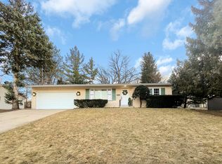 4413 Sussex Dr, McHenry, IL 60050