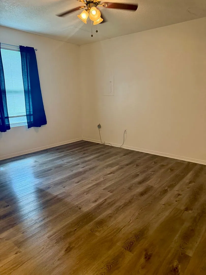 Deposit Special!! 3 Bedroom 2 Bath Lawn Care Included! — Photo 3