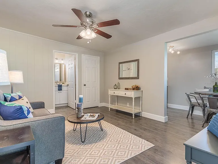 2201 E Fairmount Ave — Photo 27