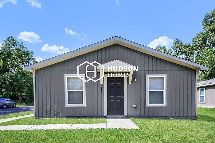3 bed, 1.0 bath, 836 sqft, $1,149 — Photo 1