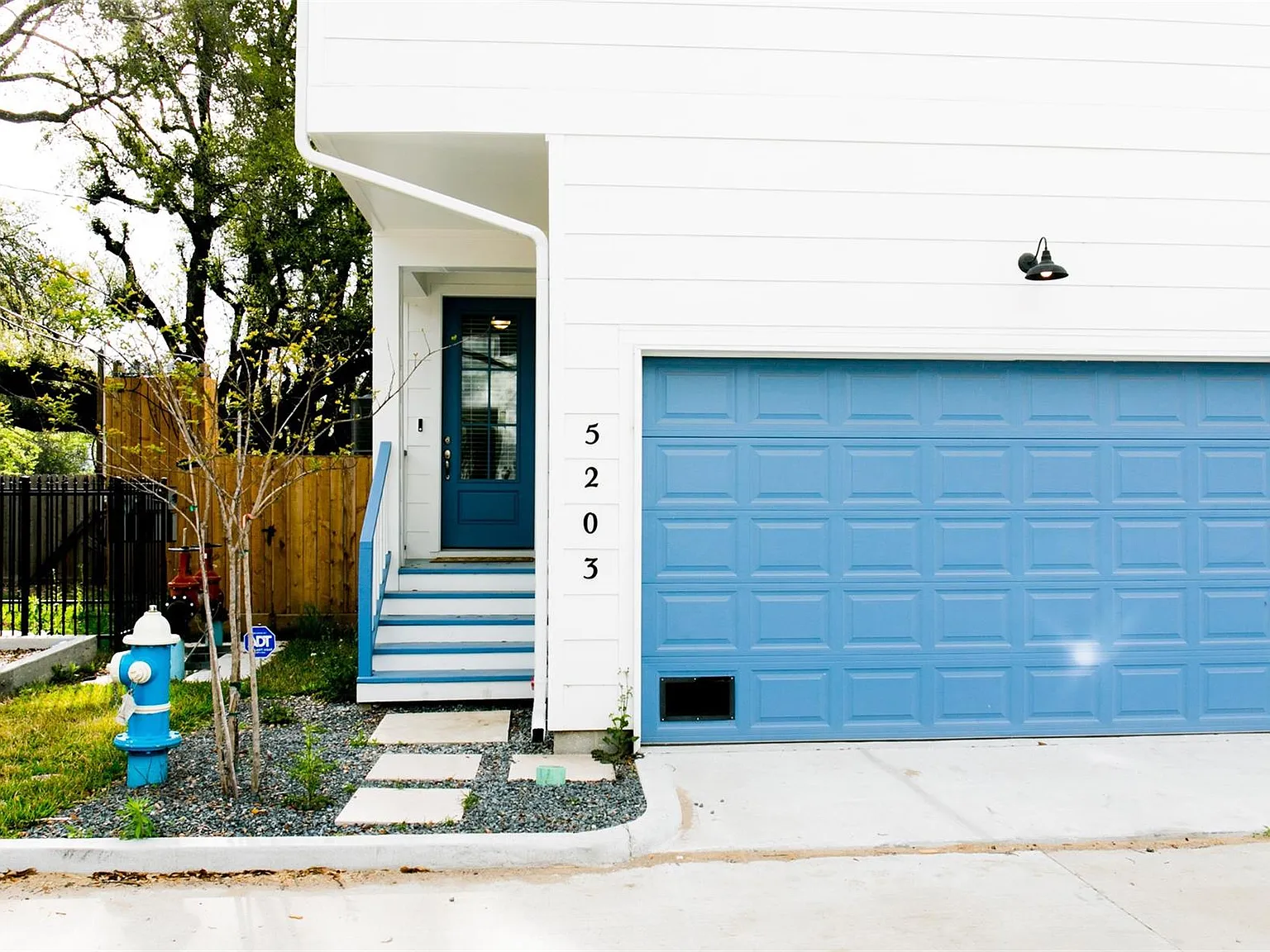 3 bed, 2.5 bath, 1870 sqft, $2,500 — Photo 4