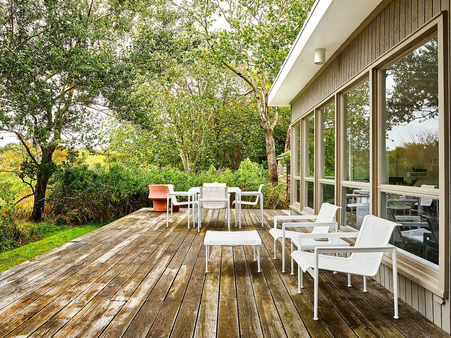 Private Waterfront Modernist Paradise — Photo 3