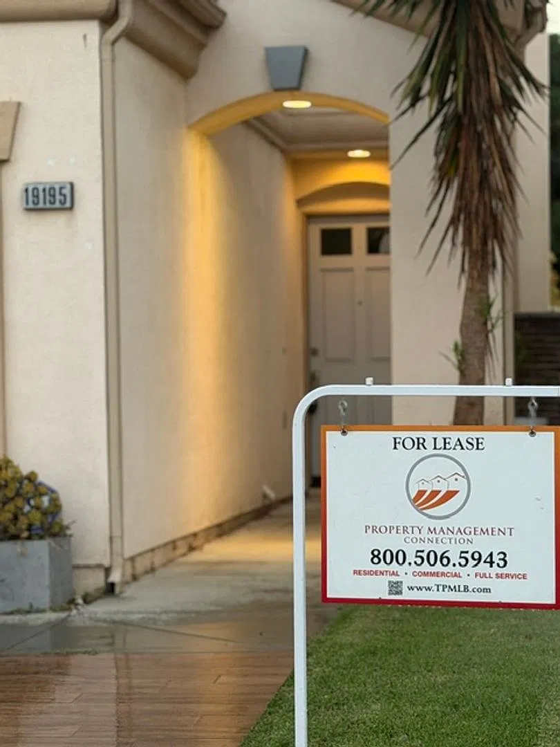 Luxury Coastal Living, Beautifully Updated 3-Bedroom Home in Huntington Beach — Photo 2