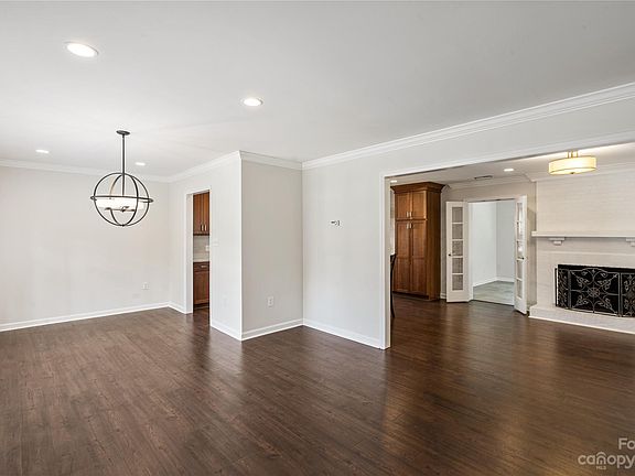 3rd image of 7513 Surreywood Pl