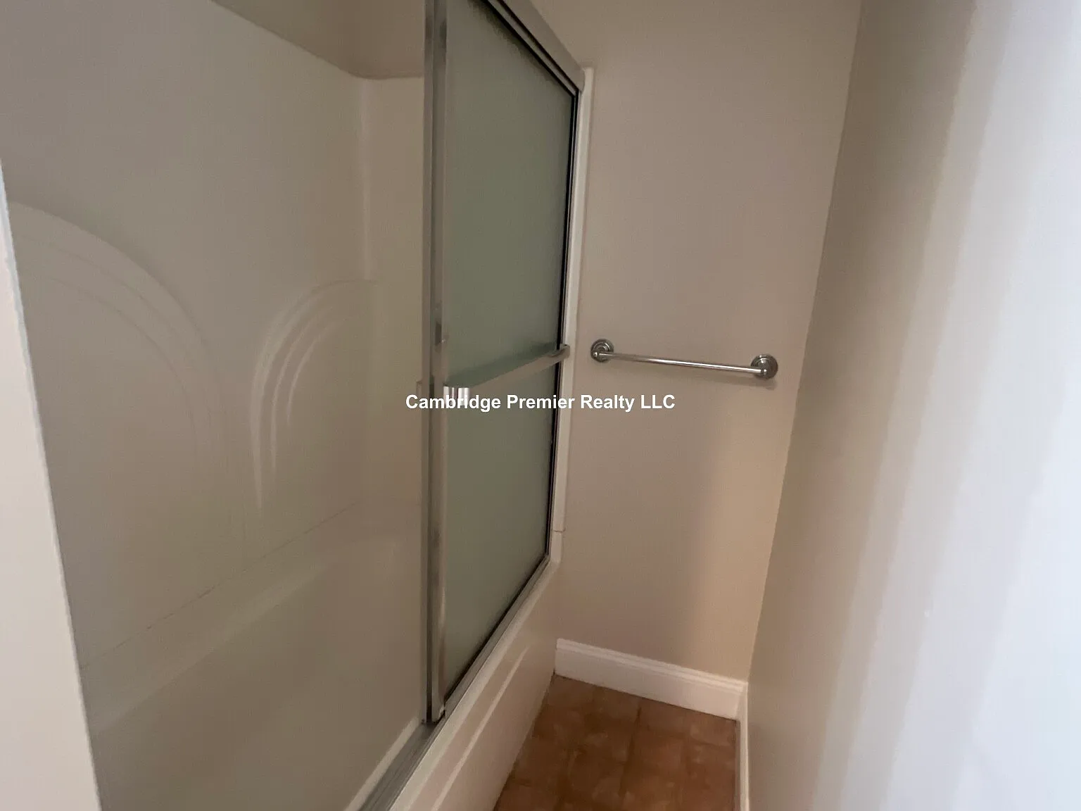 3 bed, 9999 sqft, $4,400 — Photo 4
