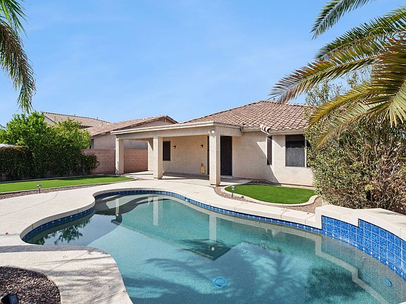Private Pool / Backyard
