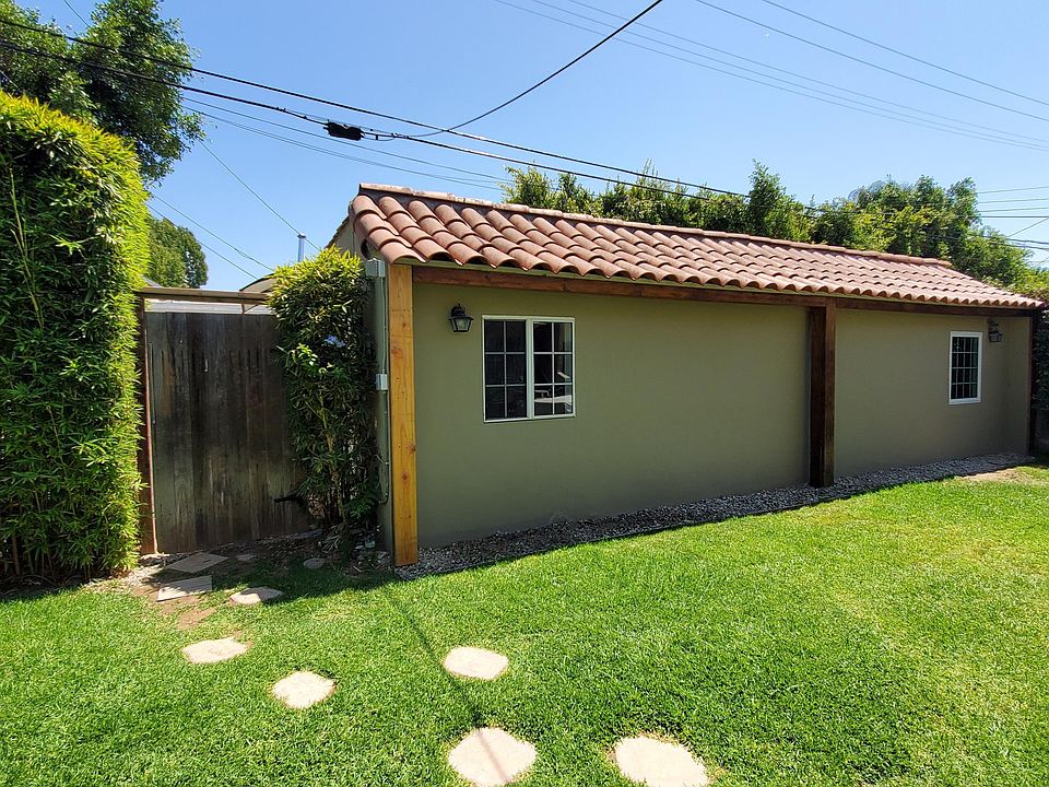 Private entrance via backyard
