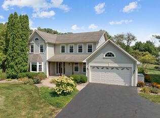 16N839 Glen Oaks Dr, Hampshire, IL 60140