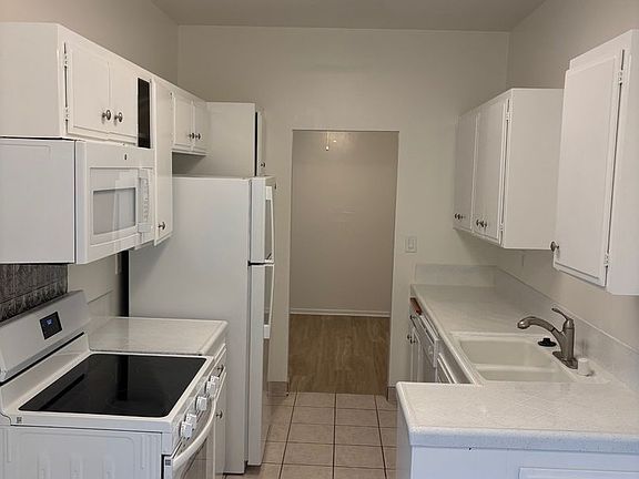 2nd image of 3748 Curtis St #3758