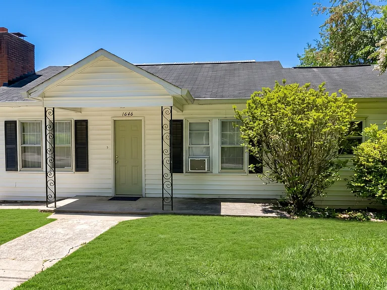 1646 Berkley St SW — Photo 11
