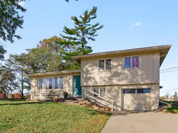 1110 NW South Shore Dr, Lake Waukomis, MO 64151