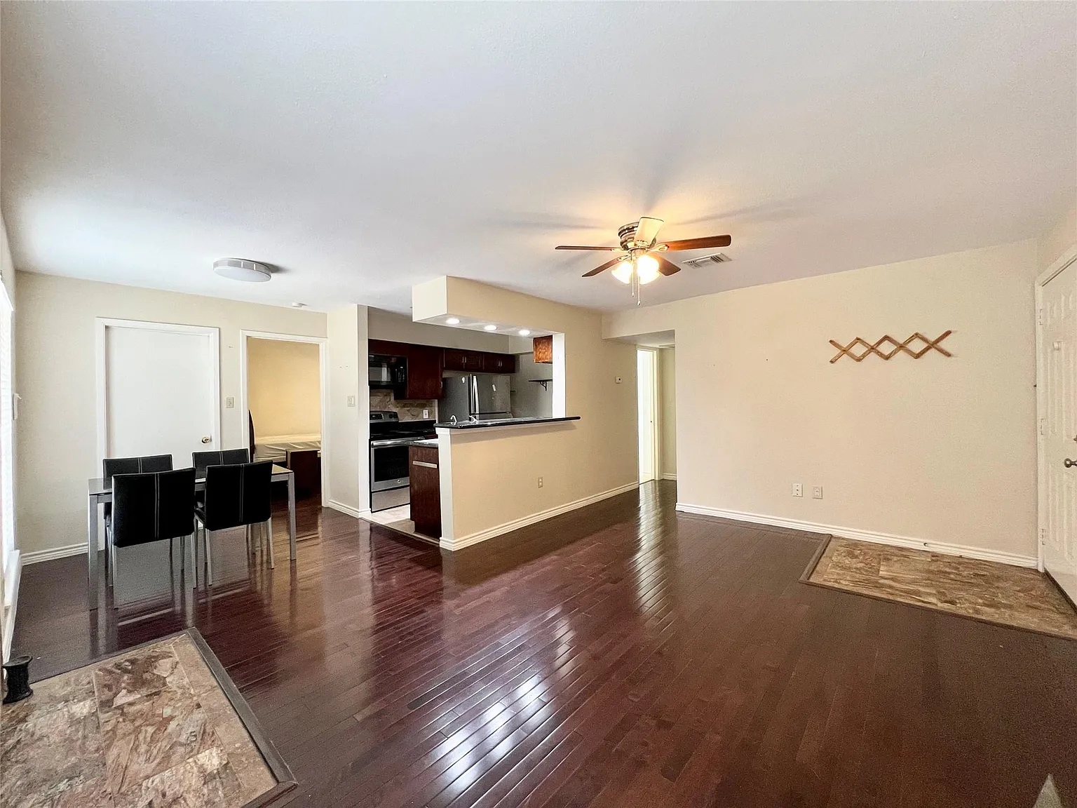 2 bed, 880 sqft, $1,300 — Photo 4
