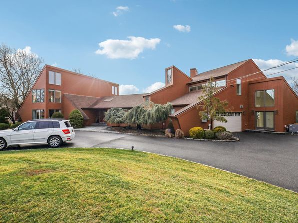 24 The Keel, East Islip, NY 11730