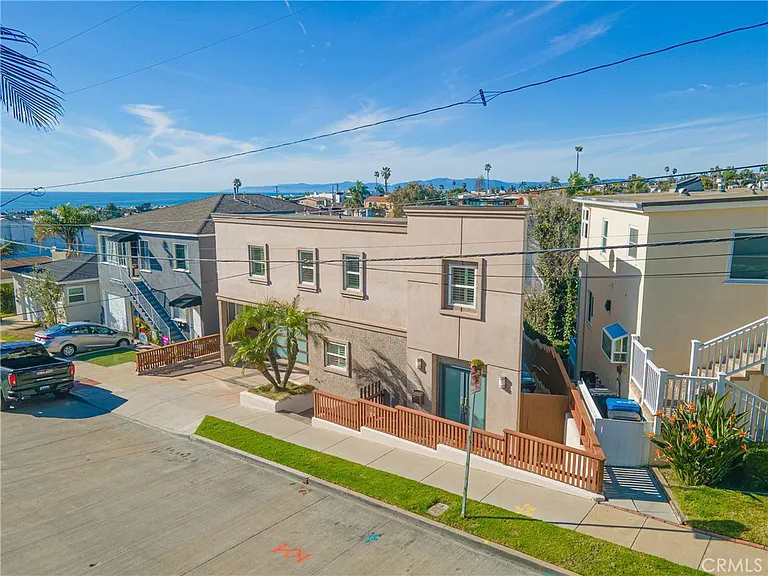 1077 10th St — Photo 1